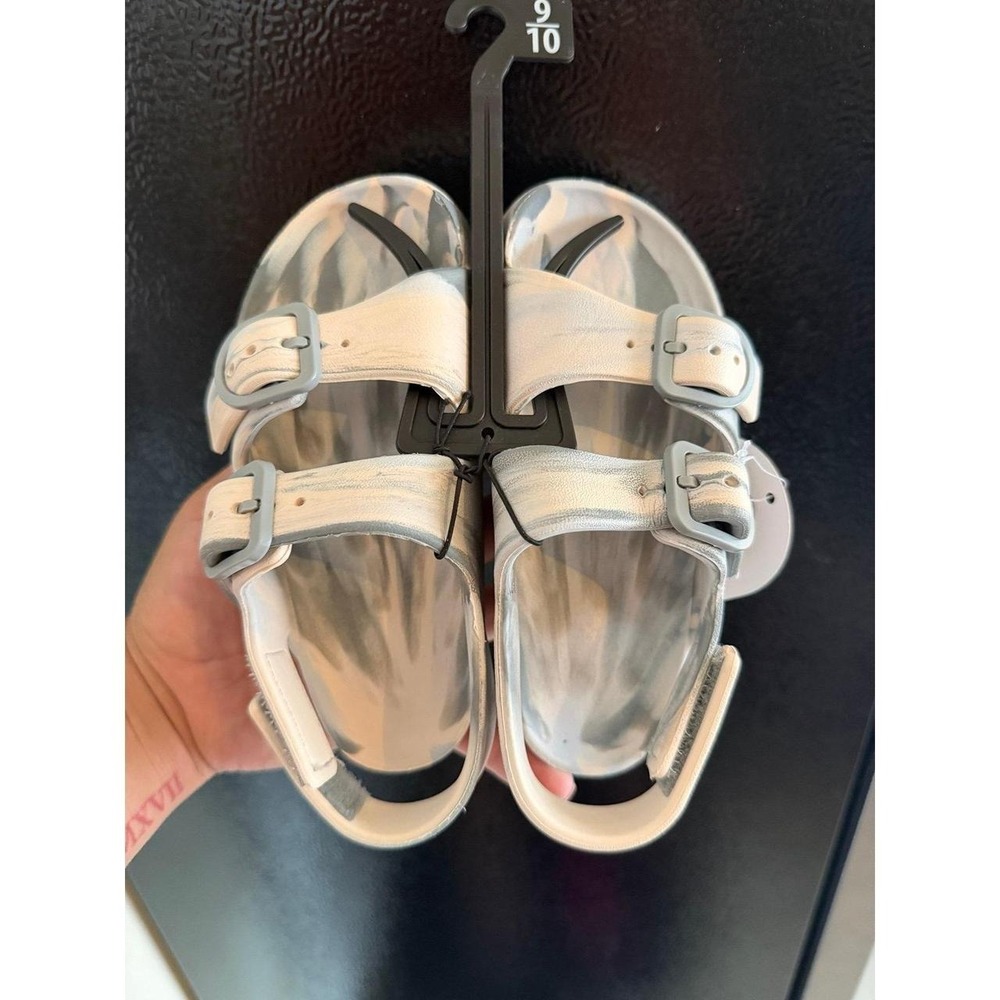 Kids sandals size 9/10